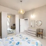 Casa Milvio A By Zoom In Earth マリーナ・ディ・チェーチナ
